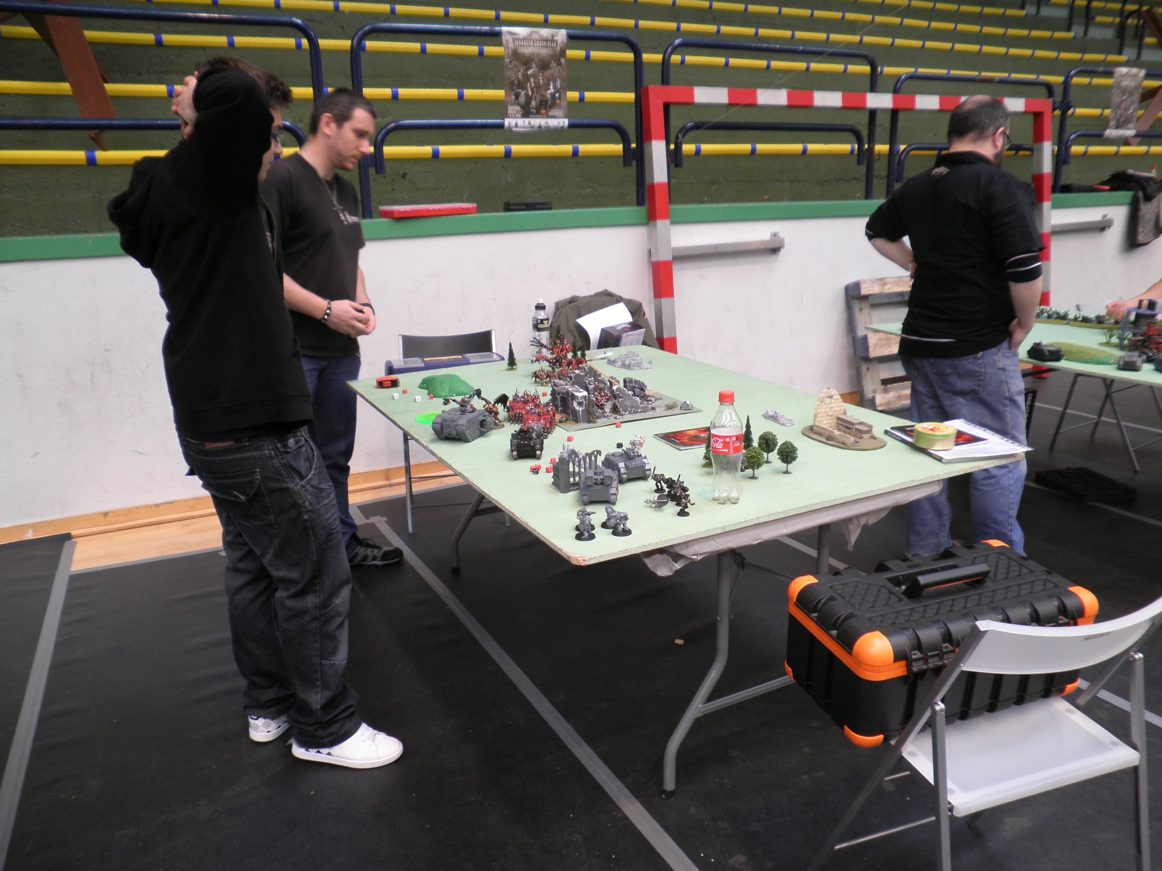 Oddział pomalowanych miniaturek na terenie turniejowym